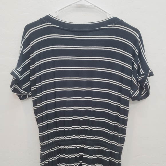 💕 Banana Republic Blouson Dress Striped Black White V-Neck Size Small Petite - Picture 11 of 12